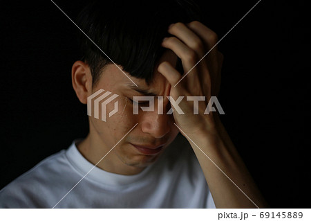 涙を流す男性 69145889