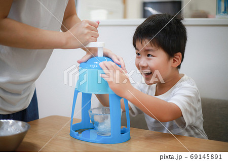 かき氷を作る親子 69145891