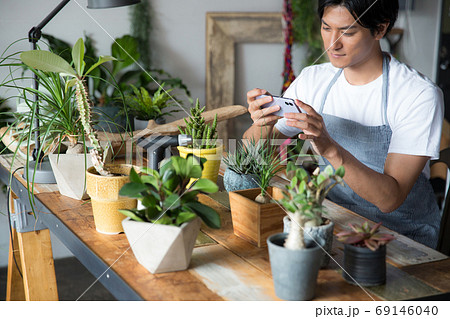 観葉植物をスマホで撮影する男性 観葉植物をスマホで撮影する男性 69146040