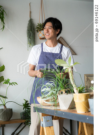 ショップの店員さん ショップの店員さん 69146122