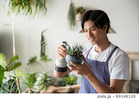 ショップの店員さん ショップの店員さん 69146130