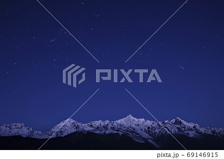 中国雲南省シャングリラ 黎明の梅里雪山 Mt. Meili at dawn, China 69146915
