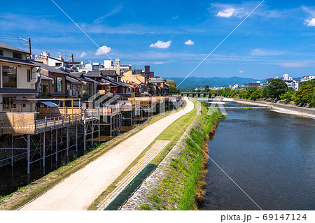 《京都府》鴨川・古民家と川床の風景 《京都府》鴨川・古民家と川床の風景 69147124