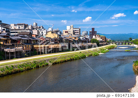 京都府 鴨川 古民家と川床の風景の写真素材