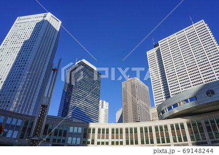 青空を背景に東京都議会議事堂と新宿超高層ビル群のスカイライン 青空を背景に東京都議会議事堂と新宿超高層ビル群のスカイライン 69148244