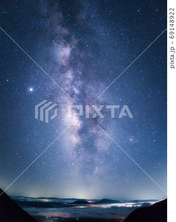大分県の九重連山から見た大きな天の川の写真素材