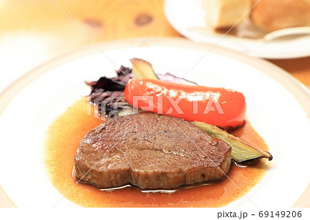 おいしい黒毛和牛ヒレ肉ソテー 69149206