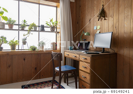 書斎　イメージ　パソコンとディスプレイの置かれた机 69149241