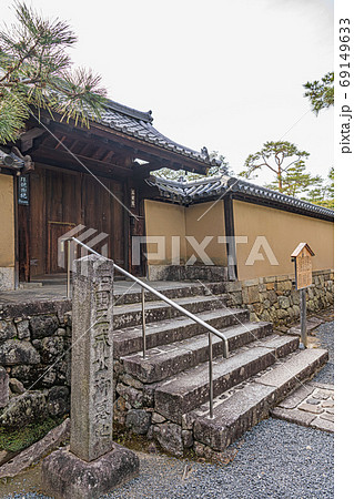 大徳寺 三玄院の門前風景 69149633