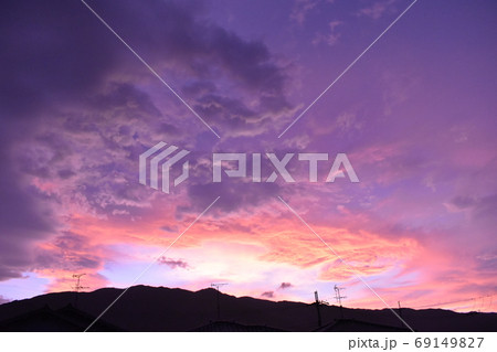 紫色に染まる夕焼け空 横 紫色に染まる夕焼け空 横 69149827