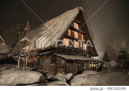降雪・白川郷合掌造りライトアップ【岐阜県大野郡白川村】 69150249