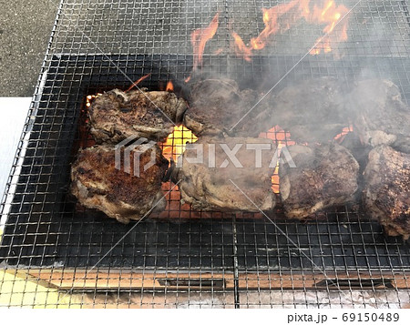鳥ももの1枚肉を炭火で焼いたチキンステーキ 鳥ももの1枚肉を炭火で焼いたチキンステーキ 69150489