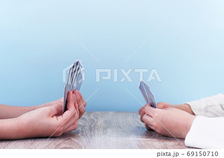 トランプを使って対決する二人	 69150710