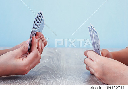 トランプを使って対決する二人	 69150711