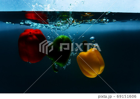 close-up. object shooting. peppers in water 69151606