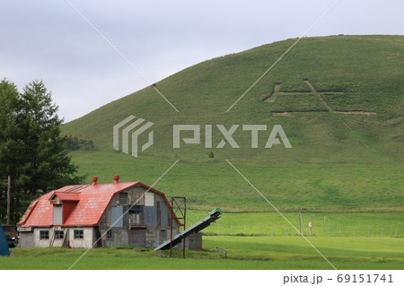 北海道 中標津 牛文字の山とレトロな牛舎 北海道 中標津 牛文字の山とレトロな牛舎 69151741