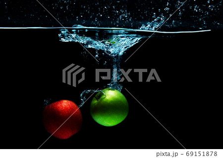 close-up. object shooting. apples in water 69151878