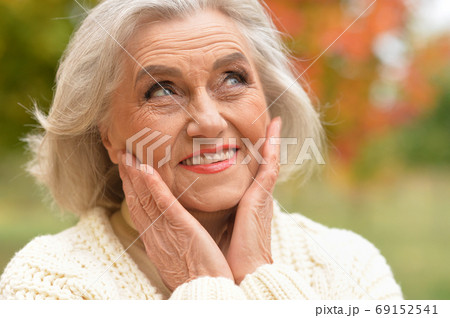 Close up portrait of happy senior woman smiling 69152541