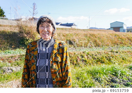 田舎でほほえむ高齢の女性 田舎でほほえむ高齢の女性 69153759
