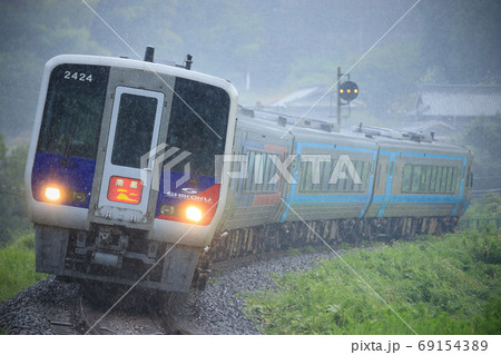 雨中を疾走する特急「南風」（JR四国　N2000系） 69154389