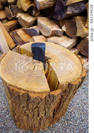 薪割り　丸太の薪割　薪ストーブ用　斧 69154638