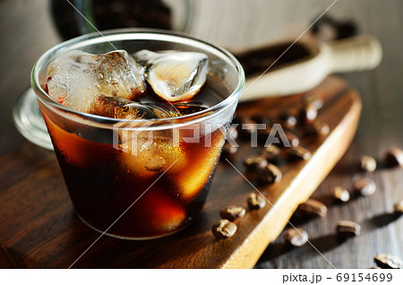 アイスコーヒーとコーヒー豆 69154699