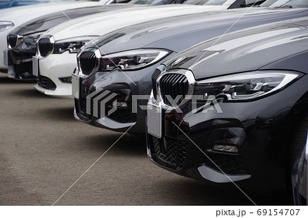 販売店にならぶクルマ　輸入車　BMW 69154707