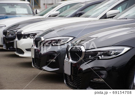 販売店にならぶクルマ　輸入車　BMW 69154708