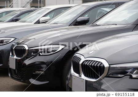 販売店にならぶクルマ　輸入車　BMW 69155118