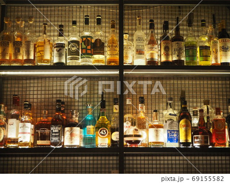 リキュールの瓶が並んだレストランの棚 リキュールの瓶が並んだレストランの棚 69155582