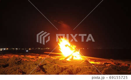 夜の焚火 bomfire at night. 夜の焚火 bomfire at night. 69155725
