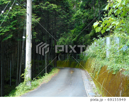 山奥の崖沿いを通る細い山道の写真素材 [69155949] - PIXTA