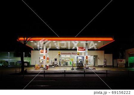 夜間営業のガソリンスタンド 夜間営業のガソリンスタンド 69156222