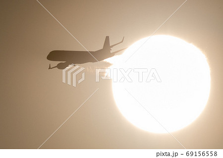 太陽から飛び出す飛行機 69156558