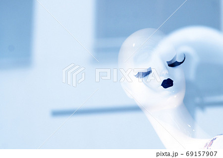 Hairless female mannequin head with big eyelashes 69157907