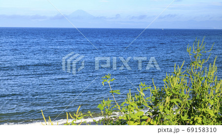 夏休み明けで閑散とする湘南の海水浴場の三浦半島三戸浜の初秋 夏休み明けで閑散とする湘南の海水浴場の三浦半島三戸浜の初秋 69158310