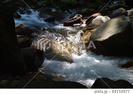 横谷渓谷の川の流れ3 69158977