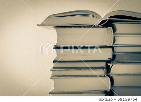 山積みの本 読書 小説 書籍 出版物 積読 図書 山積みの本 読書 小説 書籍 出版物 積読 図書 69159764