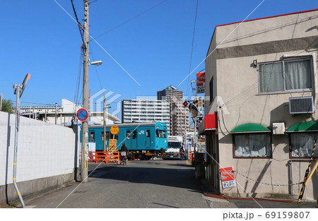 和田岬線 工場地帯を走る通勤電車 和田岬線 工場地帯を走る通勤電車 69159807