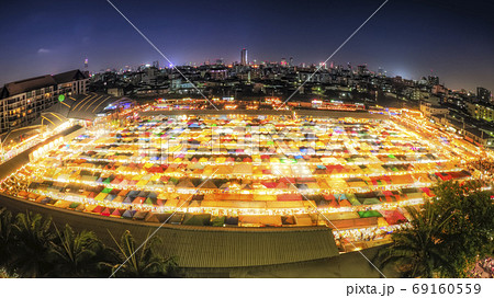 タイ・バンコク ラチャダー鉄道市場 Train Night Market Ratchada, BKK 69160559