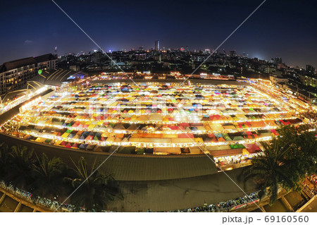 タイ・バンコク ラチャダー鉄道市場 Train Night Market Ratchada, BKK 69160560