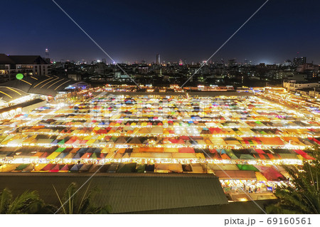 タイ・バンコク ラチャダー鉄道市場 Train Night Market Ratchada, BKK 69160561