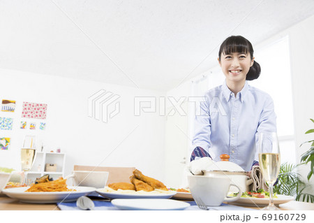 手料理を作る女性 69160729