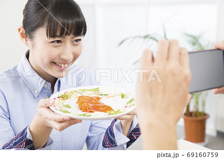 料理を持つ女性の写真撮影 料理を持つ女性の写真撮影 69160759