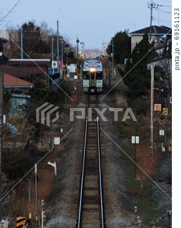 八高線、用土駅からの丘から下り走るキハ100 69161123
