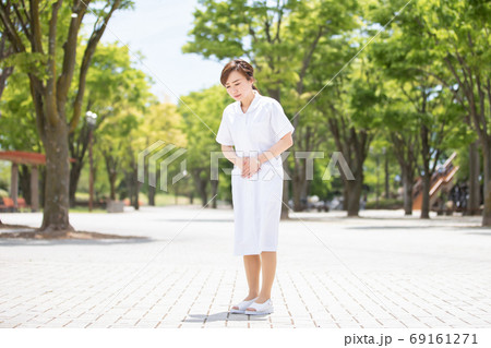 腹痛の白衣の女性 腹痛の白衣の女性 69161271
