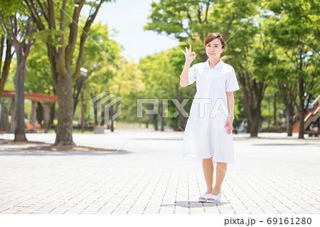 OKサインする白衣の女性 OKサインする白衣の女性 69161280