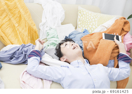 片付けられない女性 69161425