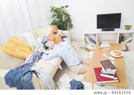 片付けられない女性 69161428