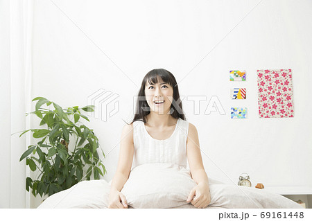 起床する女性 69161448